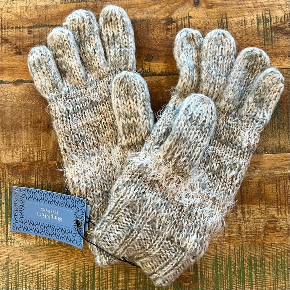 Simply Vera Vera Wang Accessories - NWT Gloves Winter Cozy Hygge Soft Warm Simply Vera Wang Angorra Look